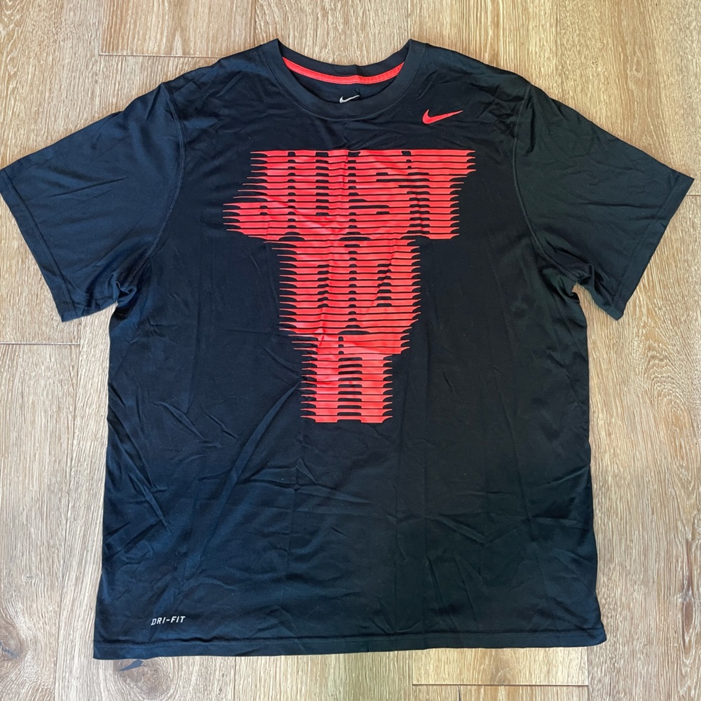 Nike men’s size XL dry-fit dark gray & red t-shirt